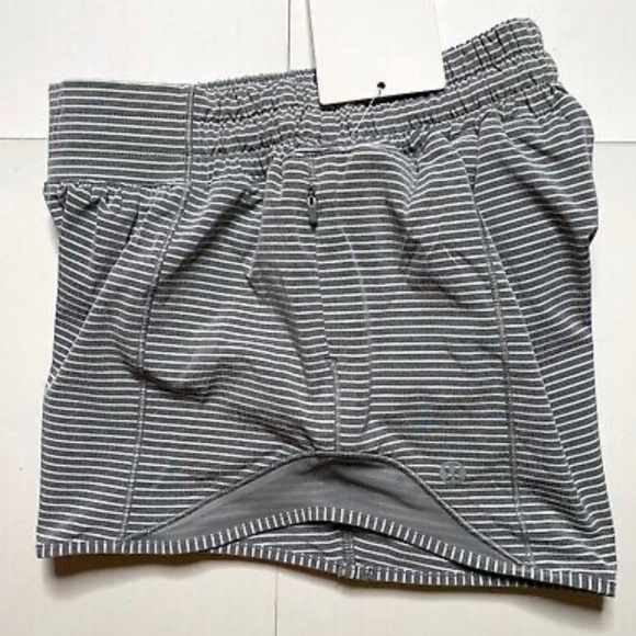 Lululemon Hotty Hot Short ll NWT size 2 Long - Picture 5 of 5
